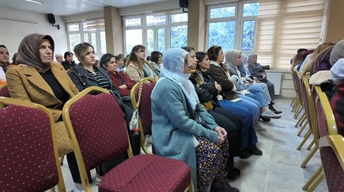 Belediyemiz de "Çalakîya Mal Çêkirî" tiyatro oyunu sergilendi