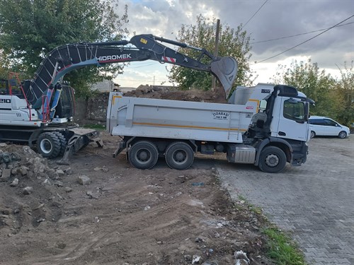 Selahattin Mahallesi'nde metruk yapıların yıkımı devam ediyor