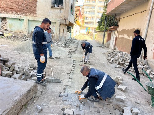 Kale Mahallesi’nde doğalgaz borularının döşenmesinden kaynaklı bozulan yolların onarımı sürüyor